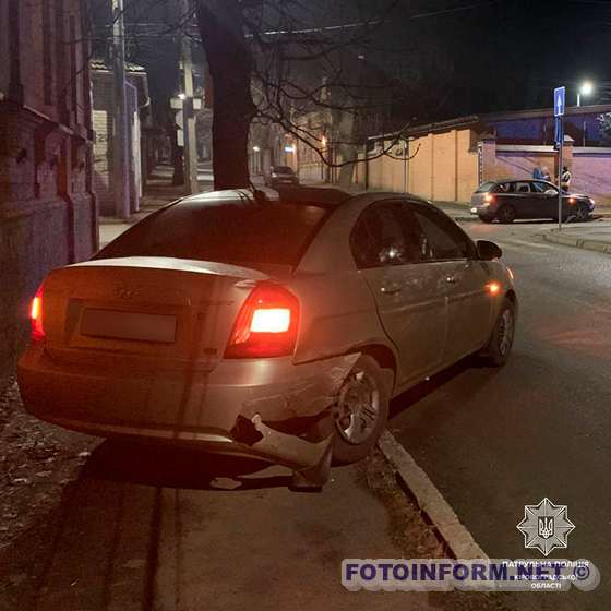 У Кропивницькому на перехресті зіткнулися автівки, одну викинуло на тротуар (ФОТО)